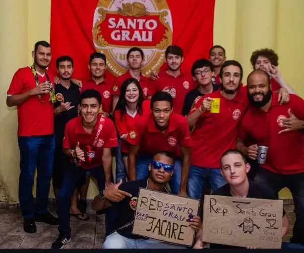 Moradores reunidos na área externa mantendo a tradição da casa em 2020